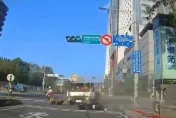 跟車太近！小貨車急煞失控猛撞路燈　後方騎士閃避不及也遭殃