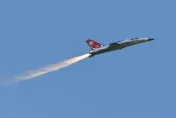 IDF戰機清泉崗特技表演「引擎空中起火」！空軍回應了