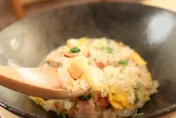 老夫妻吃「隔夜炒飯」釀1死！醫揭「保存4要點」生蔥花要小心