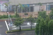 影/高雄巨蛋外洪水沖飛人孔蓋！湧30公分高噴泉…路人苦笑「要許願？」