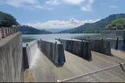影/睽違295天流瀑美景再現！苗栗鯉魚潭水庫自然溢流　遊客讚嘆：好漂亮