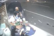 快訊/連人帶攤撞飛片！嘉義檳榔攤驚悚車禍瞬間曝