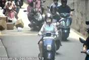 影/小貨車路邊卸貨紙箱不慎滾落　女機車騎士遭擊落雷殘