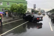 影/特技表演！ 轎車自撞分隔島「空中旋轉180度」摔落對向車道