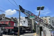 快訊/吊臂砸到電線桿！永和工地吊車翻覆　猛冒火花大停電