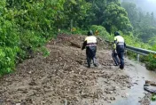 南投都達村9旬嬤困工寮險遭活埋　2勇警徒步上山救出人