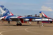 圖輯/台中清泉崗基地開放　5架勇鷹高教機編隊衝場！現場驚呼聲不斷