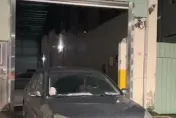 深夜路霸！汽車違停出入口　警嘆「這原因」沒法拖吊