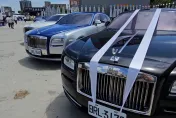 影/億元車隊片！台中名紅酒商「象董」今告別式　11輛勞斯萊斯送行170警到場戒備