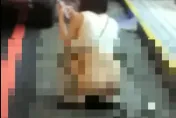 影/真「下身失蹤」！嫩妹竟當街脫褲解放　再奉送丁字褲蜜桃美臀