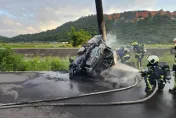 快訊/雙焦屍命案！台中撞斷電線桿「整輛全毀」車禍　後座發現第2名亡者