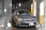 轎車擋停車場出入口！「一原因」無法拖吊　居民怒轟：打給警察也沒用