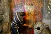 洋男喝ㄎ一ㄤ「拿清潔劑猛擦」！毀了百年古蹟　瞎稱：廟門太髒