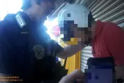 影/通緝男騎車違規遭攔查　謊報身份被識破搜出毒品