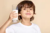 喝牛奶必拉好痛苦！醫曝「誘發乳糖不耐」3原因：成年人更多　4大招反制它