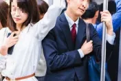 正妹擠捷運「蜜桃被香腸頂到」！　釣出鄉民哀喊：「自己的」也被迫靠到