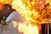 快訊/台中神壇遭大火吞噬　警消暗夜搶救驚見「大量炮竹」
