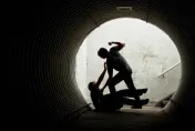 肛門塞香蕉！2惡煞討債「逼舔尿」凌虐被害人致死　皆判7年起