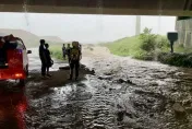 暴雨狂炸新北！溪水暴漲越野騎士受困林口水牛坑　警消架梯救援