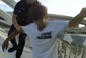 影/驚險瞬間！失意男爬30米高三角湧鋼橋　勇警安撫攀爬及時救人