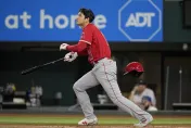 影/炸裂啦！猛力一揮「打到頭盔都飛掉」　大谷翔平42轟出爐