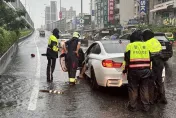 影/上國道前先進匝道泳池？白BMW「高架在眼前」…泡過頭拋錨熄火超無奈