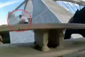 影/三峽男不堪債務壓力爬30米大橋　員警暖言勸慰救回一命