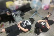 影/警方溯源查出毒窟暗藏民宅　攻堅破門逮4嫌扣各式毒品