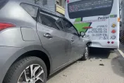 影/疲勞駕駛！台中轎車高速追撞公車　「碰」巨響嚇壞10多名乘客