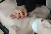 快訊/屏東某大學校區男子墜樓　目擊學生幫CPR仍不治