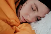 盜汗恐罹癌前兆！半夜睡到汗流浹背 小心3癌症找上門