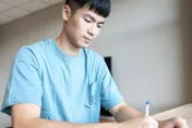 曬親筆簽約照！富邦勇士宣布綁定第6順位新人蔡鎮嶽