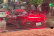 影/8500萬法拉利卻無車頂！雨天撐傘炸街辛酸畫面流出　車主：我是傻逼