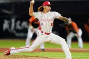 影/滿壘連飆2K！林凱威拆彈助龍4連勝　爽拿枕頭陪老婆睡