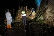 影/「比人高」巨石落下！暴雨釀土石崩塌　台中東勢道路現坑洞