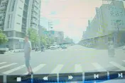 影/行車地獄！男子闖紅燈險被撞「狂噴五字經」　女駕駛無辜挨罵怒PO網