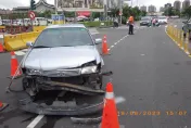 影/驚悚瞬間曝光！自小客車違規左轉撞飛黑賓士　糗衝工地出不來