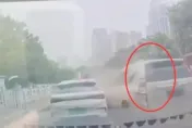 影/把SUV當碰碰車開！轎車被頂著前行　目擊者：肇事司機在冷笑