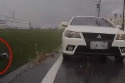 影/真的是「犁田」！天雨路滑騎士失控　1秒直達田中