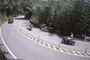 《山道猴子》一模一樣！台7乙綠色重機衝對向撞車全毀　人躺馬路中