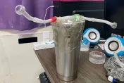 吸了再上？警追緝防火巷爬牆賊　衝住處逮人驚見巨型「冰霸杯」吸食器