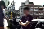 影/超瞎！19歲賓士男開車吸笑氣　恣意睡著車逆向停路中