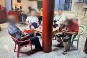 影/4阿伯宮廟內玩象棋麻將　一把100元慘被逮