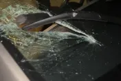 影/真《絕命終結站》！高速公路開車天外竟飛來長矛　女駕駛險遭刺穿