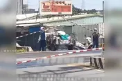 警示燈響起！三輪車卡平交道熄火　2熱心騎士幫抬柵欄驚險脫困