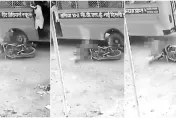 影/印度校車「撞倒校長二度輾壓」　他慘死車輪下眾人看傻眼