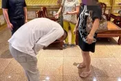 鳳梨道歉了！給被詐騙嬤上香求原諒　遭酸「重點是要還錢」