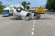 苗栗台6線自小客車過彎撞護欄翻覆　車底朝天1傷送醫