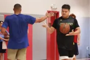 影/NBA巨星「西河」幫王柏智餵球！還擊掌讚他表現好