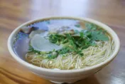 塑膠袋裝熱湯竟破裂　麵店闆娘慘燙傷怒告獲賠43萬元